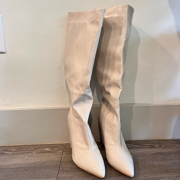 NEW Elegant Cream Knee-High Women's Boots - Picture 1 of 4